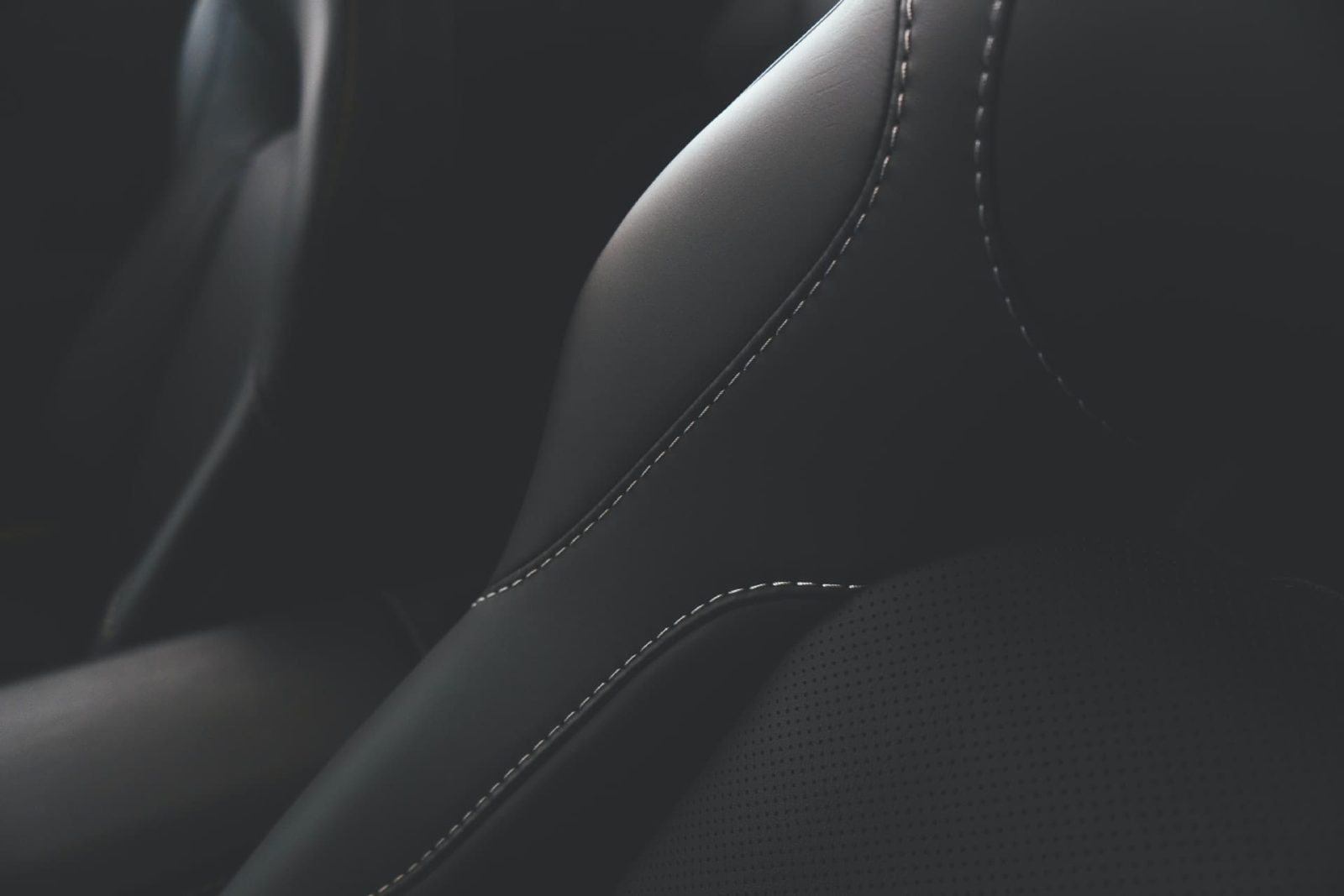 Auto leerherstel bij Legal Shine Detailing in Rijen