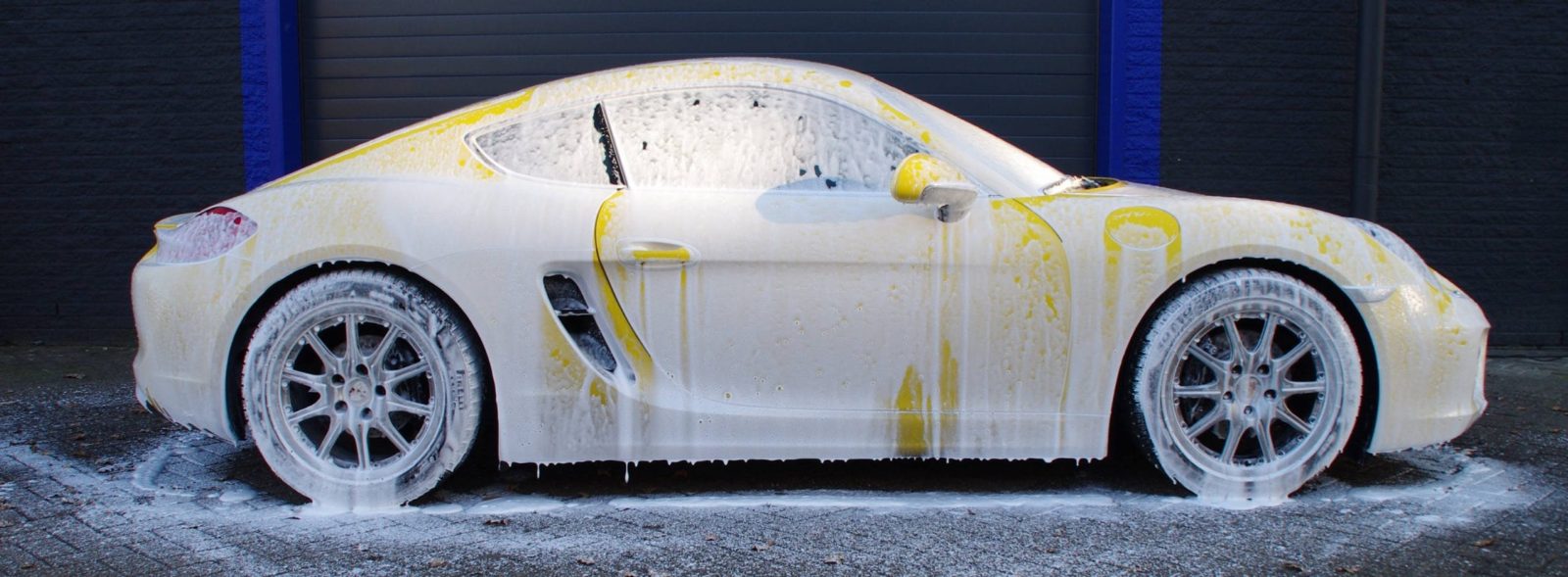 Auto showroomklaar maken bij Legal Shine Detailing in Rijen